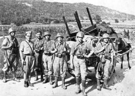 Soldati italiani saccheggiano un villaggio