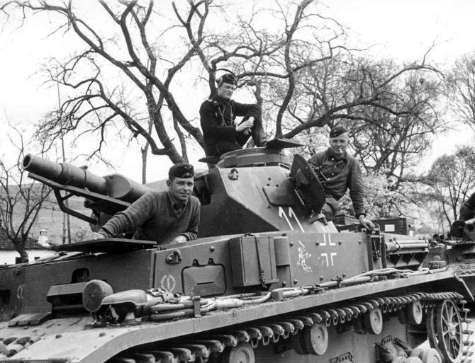 Panzer tedesco con equipaggio in Jugoslavia, aprile 1941