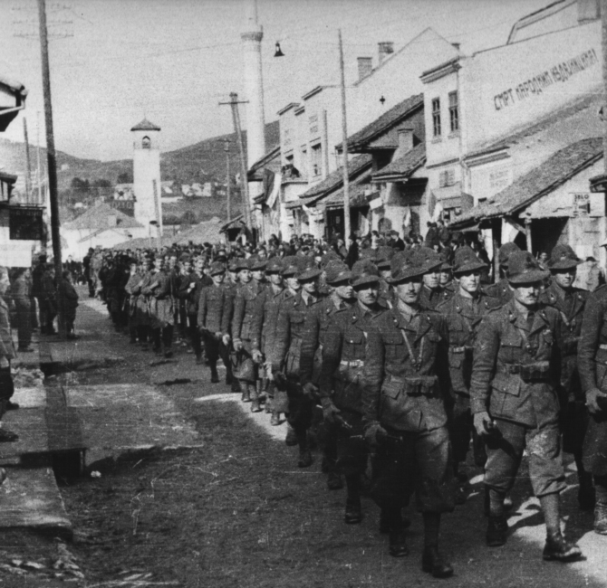 Reparti della divisione partigiana Garibaldi sfilano per le vie di Pljevlja nell’ottobre 1943