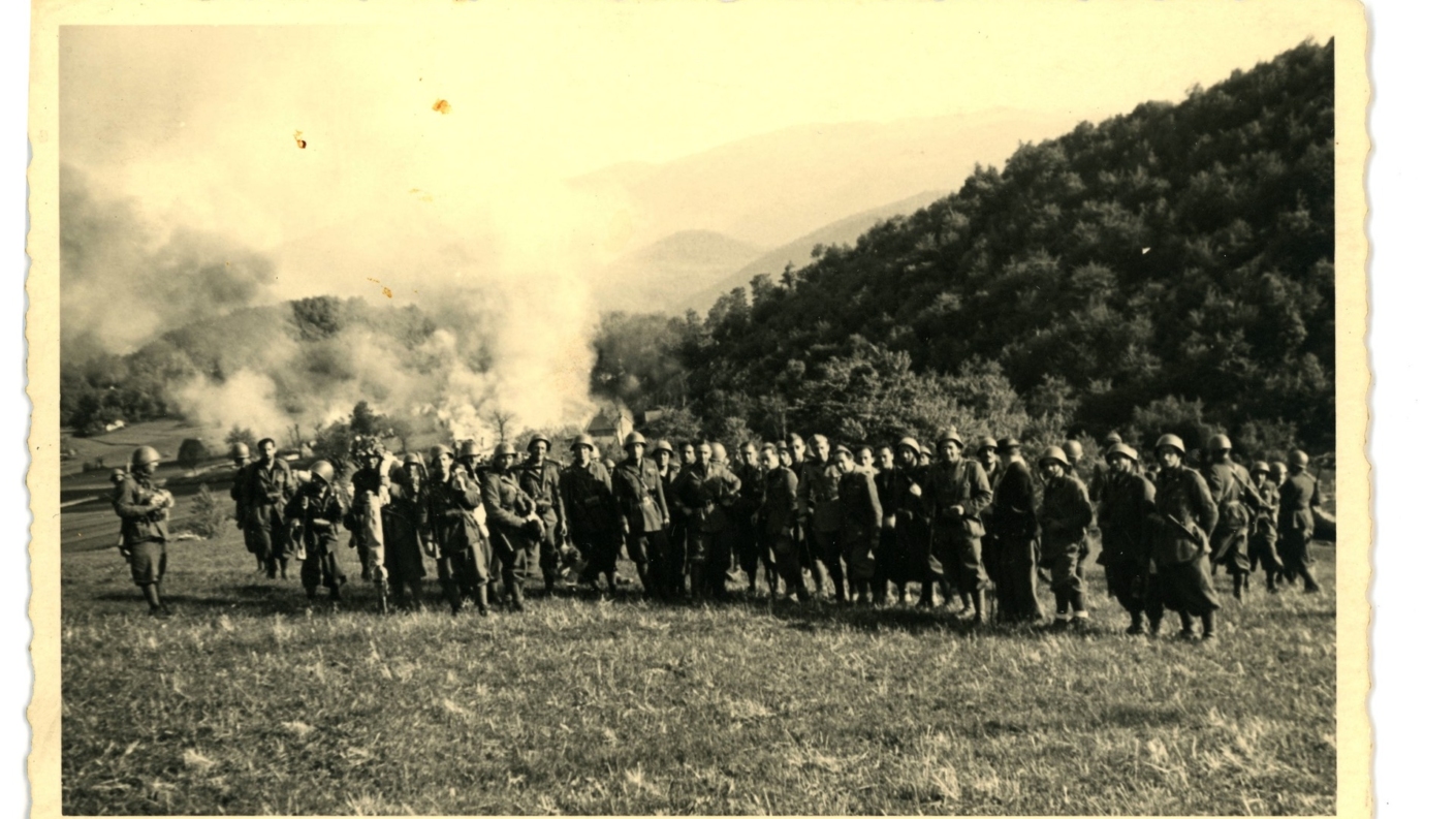 Incendio di un villaggio ad opera di soldati italiani